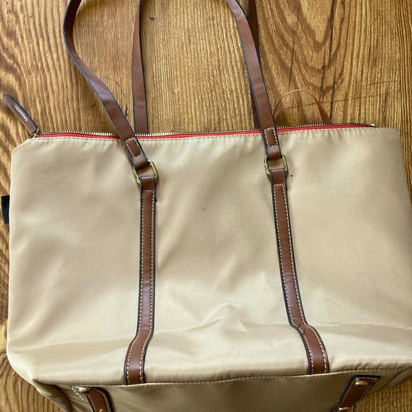 Dooney & Bourke nylon tote bag and accompanying coin pouch/key ring. - Picture 6 of 7